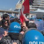 Napoli, ortaggi contro Piantedosi e cariche polizia