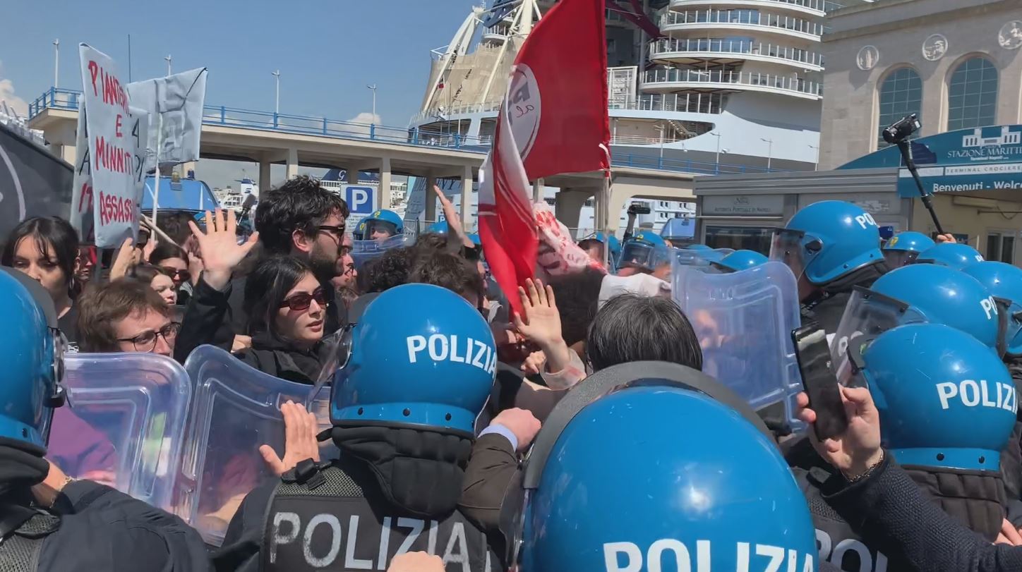Napoli, ortaggi contro Piantedosi e cariche polizia Napoli, ortaggi contro Piantedosi e cariche polizia