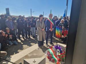 Schlein a Riano: deposto mazzo di rose davanti al monumento a Matteotti