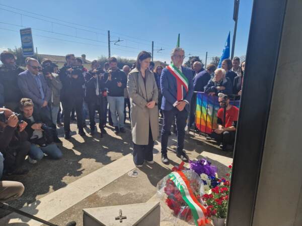 Schlein a Riano: deposto mazzo di rose davanti al monumento a Matteotti