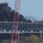 Camion prende fuoco in Connecticut, denso fumo nero sul ponte