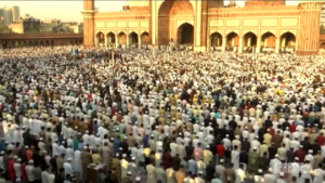 Fine Ramadan, a Nuova Delhi migliaia di musulmani all’Eid al-Fitr