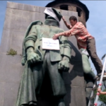Earth Day, attivisti bendano statue a Torino