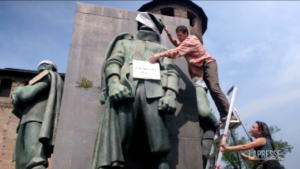 Earth Day, attivisti bendano statue a Torino