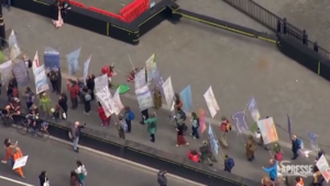Giornata della Terra, continua la protesta ambientalista a Londra: picchetti a Westminster
