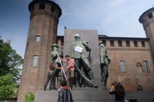 Earth Day, attivisti bendano statue a Torino per Giornata Terra