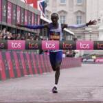 Atletica, muore a 24 anni Kelvin Kiptum: era il primatista mondiale nella maratona