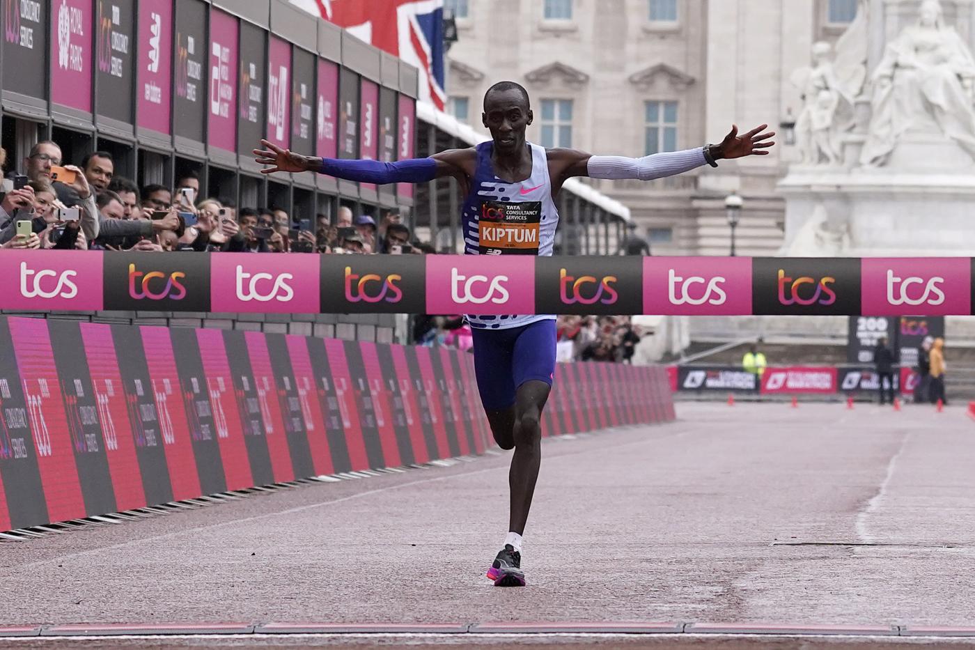 Atletica, muore a 24 anni Kelvin Kiptum: era il primatista mondiale nella maratona