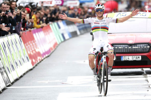 Ciclismo, Evenepoel vince Liegi-Bastogne-Liegi