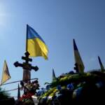 Ucraina, la visita alle tombe dei caduti in guerra