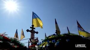 Ucraina, la visita alle tombe dei caduti in guerra