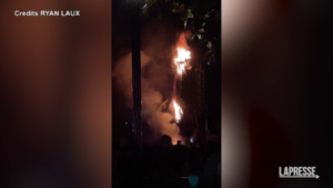 Usa, a Disneyland drago gigante prende fuoco durante uno show