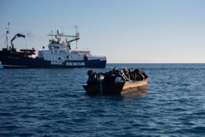 La NGO Aita Mari soccorre dei migranti al largo di Lampedusa