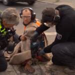 Germania, si incolla all’asfalto: polizia lo libera col trapano