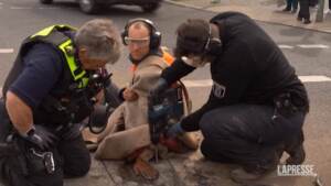 Germania, si incolla all’asfalto: polizia lo libera col trapano