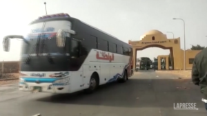 In fuga dal Sudan: civili arrivano in bus in Egitto