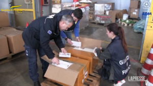 Roma, smart watch contraffatti a Fiumicino: un denunciato
