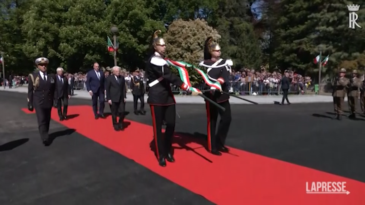 25 Aprile, Mattarella A Cuneo Depone Corona Al Parco Della Resistenza ...