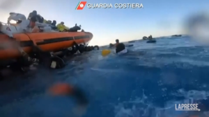 Migranti, raffica di arrivi a Lampedusa: Guardia costiera salva i naufraghi in acqua