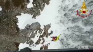 L’Aquila, bloccati dalla neve in montagna: salvati dai Vigili del Fuoco