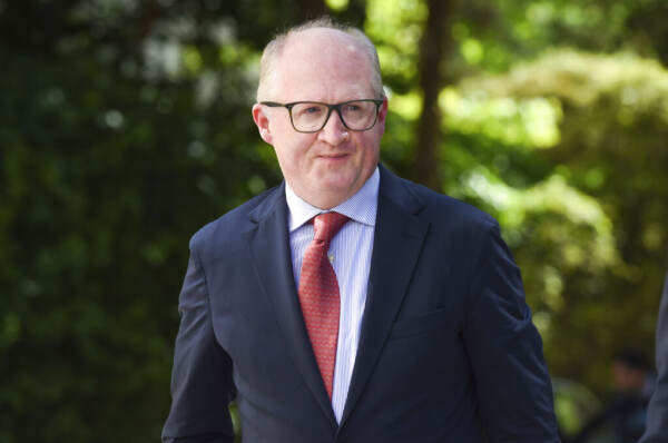 Bce, Lane: “Non è momento per fermare aumento tassi”