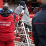 Migranti, ancora sbarchi a Lampedusa: Piantedosi sull’isola
