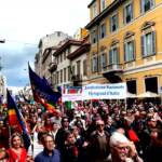 25 aprile, migliaia di persone in corteo a Milano