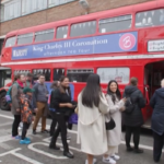 Re Carlo, a Londra spuntano i bus a tema incoronazione