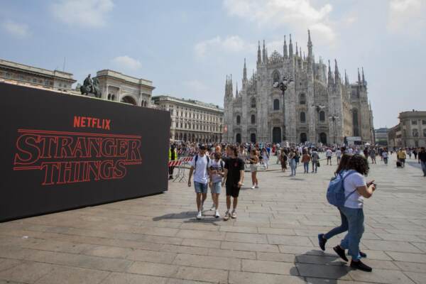 Installazioni a tema Stranger Things in Piazza del Duomo a Milano