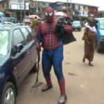 Nigeria, lo Spiderman ambientalista che raccoglie i rifiuti