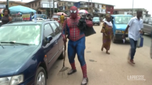 Nigeria, lo Spiderman ambientalista che raccoglie i rifiuti