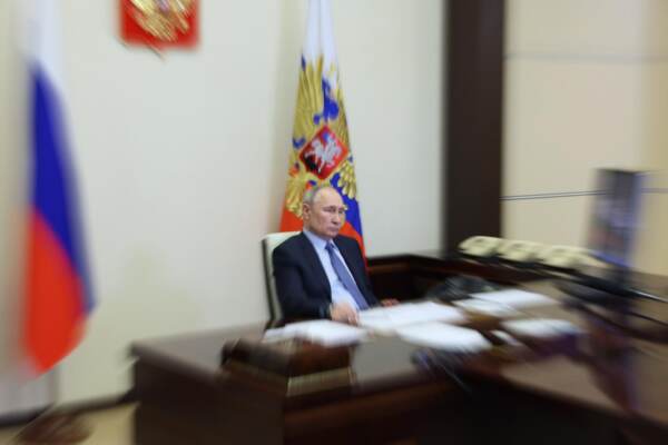 Il presidente russo Vladimir Putin durante una riunione di gabinetto in videoconferenza nella residenza di Stato di Novo-Ogaryovo