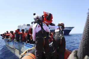 Migranti al largo della Libia soccorsi dalla Geo Barents