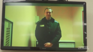 Russia, Navalny compare in tribunale a Mosca