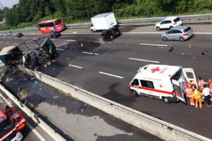 Violento schianto in A4 a Capriate, camion invade la corsia e prende fuoco