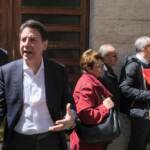 M5S, Conte aggredito da un no vax a Massa: colpito al volto