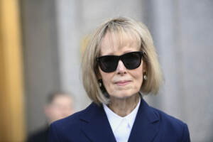 Usa, scrittrice Carroll testimonia contro Trump: “Mi ha violentata”