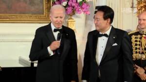Usa, presidente sudcoreano canta ‘American Pie’ davanti a Biden