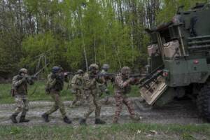 Membri della Guardia nazionale ucraina della Brigata Bureviy partecipano a un\'esercitazione militare nella regione di Kiev