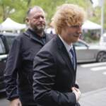 Ed Sheeran suona la chitarra davanti alla giuria di New York sul caso di plagio