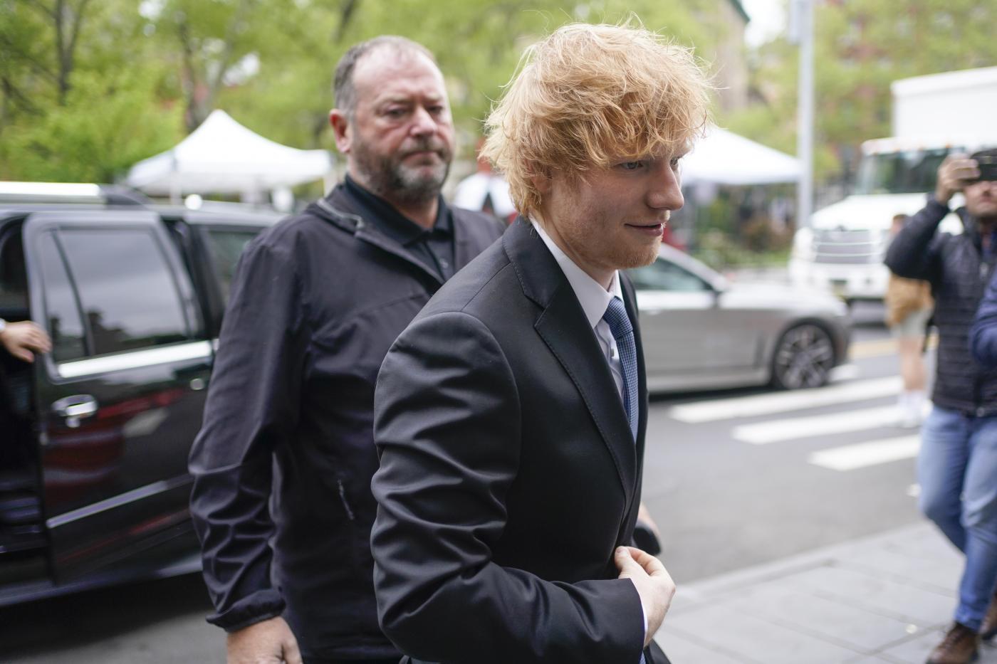 Ed Sheeran suona la chitarra davanti alla giuria di New York sul caso di plagio