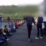 Clima, attivisti bloccano il Gra a Roma: la rabbia degli automobilisti
