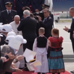 Papa a Budapest accolto da fedeli in festa