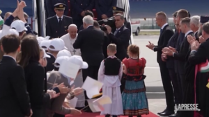 Papa a Budapest accolto da fedeli in festa