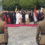 Papa a Budapest, cerimonia di benvenuto con Novak e Orban