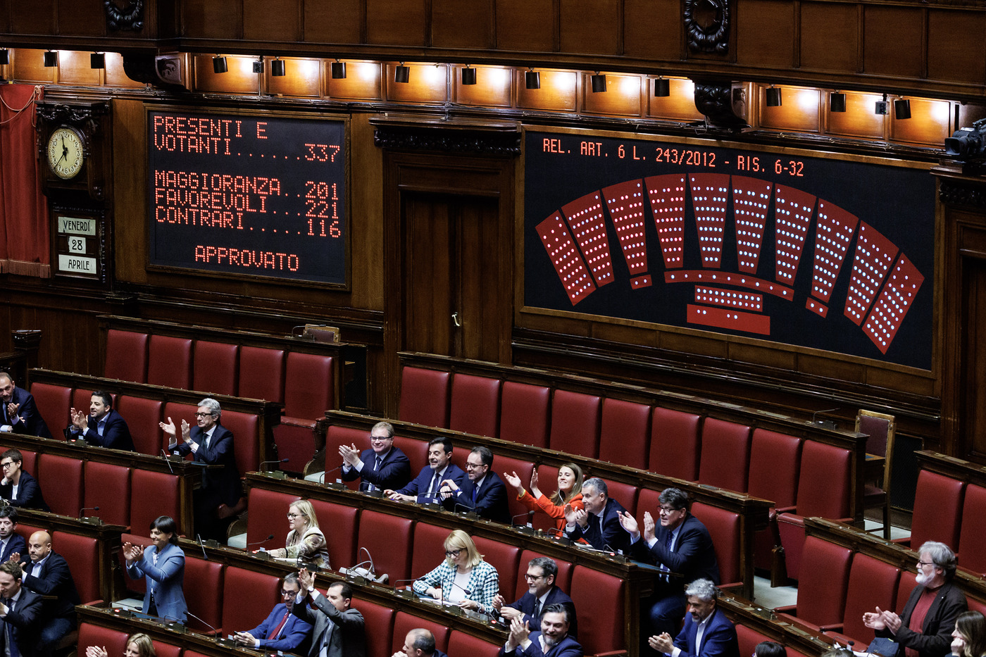 Def, l’approvazione in Aula tra bagarre e polemiche