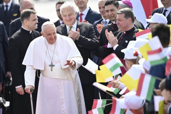 Papa in Ungheria: “In Europa si fanno spazio i solisti della guerra”