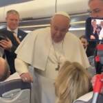 Papa, il saluto ai giornalisti sull’aereo diretto in Ungheria