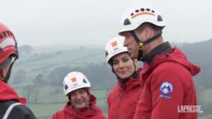 William e Kate a corso di soccorso in montagna: si calano in corda doppia