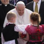 Papa, secondo giorno in Ungheria: incontro con rifugiati e giovani